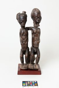 Siddende par, ca. 1885-99 (træ) af Master of the Barnes Couple