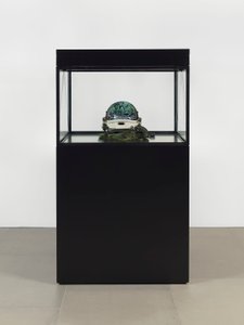Alpha Omega, 2016 (Glas, LCD-skærm, medieafspiller, replika-kranie, rumhjelm, træ) af Mat Collishaw