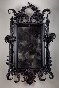 East of Eden, 2013 (sort Muranoglas, overvågningsspejl, stål, træ, lak, LCD-skærm og harddisk) af Mat Collishaw