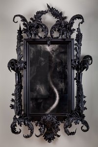 East of Eden, 2013 (sort Muranoglas, overvågningsspejl, stål, træ, lak, LCD-skærm og harddisk) af Mat Collishaw