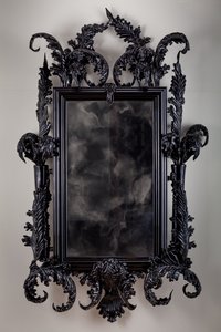 East of Eden, 2013 (sort Muranoglas, overvågningsspejl, stål, træ, lak, LCD-skærm og harddisk) af Mat Collishaw