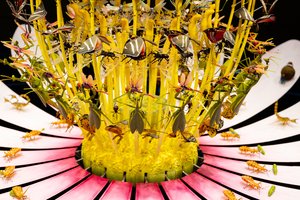 Equinox, 2021 (Akryl, Elektriske kredsløb, Hydraulik, Lak, Motor, Maling, Genbrugsharpiks, Stål) af Mat Collishaw