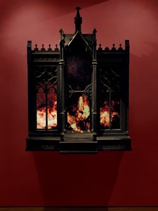 Performance, 2010 (Træ, stål, overvågningsspejl, LCD-skærme og harddisk) af Mat Collishaw