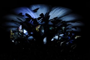 The Garden of Unearthly Delights, 2009 (Stål, aluminium, gips, harpiks, LED-lys, motor) af Mat Collishaw