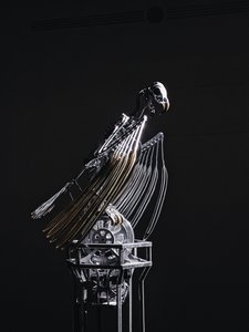 The Nerve Rack, 2019 (Acetal, Akryl, Aluminium, Messing, Elektriske kredsløb, Maling, PVC, Harpiks, Servomotorer, Stål) af Mat Collishaw