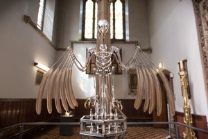 The Nerve Rack, 2019 (Acetal, Akryl, Aluminium, Messing, Elektriske kredsløb, Maling, PVC, Harpiks, Servomotorer, Stål) af Mat Collishaw