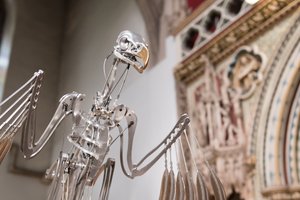 The Nerve Rack, 2019 (Acetal, Akryl, Aluminium, Messing, Elektriske kredsløb, Maling, PVC, Harpiks, Servomotorer, Stål) af Mat Collishaw
