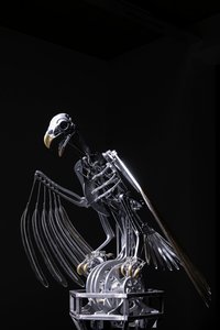 The Nerve Rack, 2019 (Acetal, Akryl, Aluminium, Messing, Elektriske kredsløb, Maling, PVC, Harpiks, Servomotorer, Stål) af Mat Collishaw