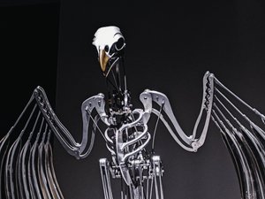 The Nerve Rack, 2019 (Acetal, Akryl, Aluminium, Messing, Elektriske kredsløb, Maling, PVC, Harpiks, Servomotorer, Stål) af Mat Collishaw