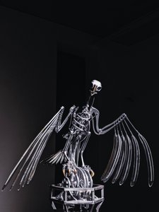The Nerve Rack, 2019 (Acetal, Akryl, Aluminium, Messing, Elektriske kredsløb, Maling, PVC, Harpiks, Servomotorer, Stål) af Mat Collishaw