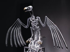The Nerve Rack, 2019 (Acetal, Akryl, Aluminium, Messing, Elektriske kredsløb, Maling, PVC, Harpiks, Servomotorer, Stål) af Mat Collishaw