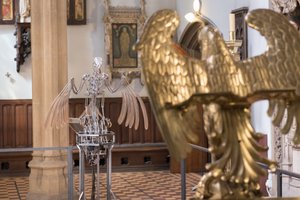 The Nerve Rack, 2019 (Acetal, Akryl, Aluminium, Messing, Elektriske kredsløb, Maling, PVC, Harpiks, Servomotorer, Stål) af Mat Collishaw