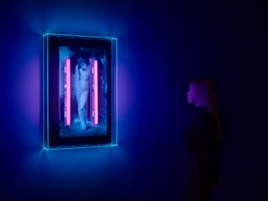 Ultraviolet Angel, 2008 (Ultraviolet blæk på plexiglasboks, 2 ultraviolette neonlys) af Mat Collishaw