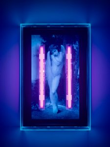 Ultraviolet Angel, 2008 (Ultraviolet blæk på plexiglasboks, 2 ultraviolette neonlys) af Mat Collishaw