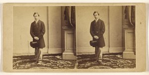 [Uidentificeret ung mand stående med høj hat og spadserestok] af Mathew B. Brady