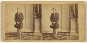 [Uidentificeret ung mand stående med høj hat og spadserestok] af Mathew B. Brady