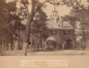 Fairfax Court House, Virginia, med unionssoldater foran og på taget af Mathew Brady