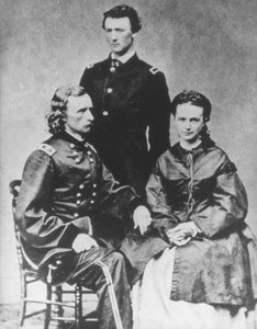 General George A. Custer (1839-76) med sin kone, Elizabeth, og sin bror, Tom (s/h-foto)
