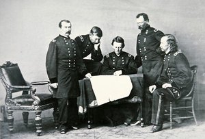 General Sheridan (1831-88) i konference med sin stab, herunder George Custer (1839-76) (s/h foto)