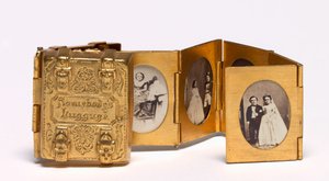 Somebodys Luggage Miniature Bryllupsalbum af Tom Thumb og Lavinia Warren, ca. 1863. af Mathew B. Brady