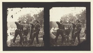 Uden titel [Amerikanske soldater poserer med våben], 1850-1900. af Mathew Brady