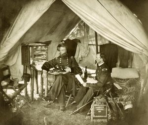 General Jefferson C. Davis & officer siddende i et telt, pub.1861 (foto) af Mathew and studio Brady