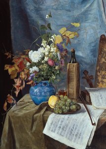 Arrangement med vinflaske, blomster og frugt