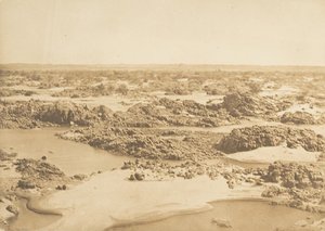 Batu-el-Hadjar. Udsigt taget ved den anden grå stær, marts 1850. af Maxime Du Camp