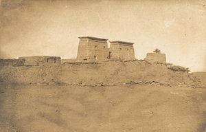 Udsigt over Pylonerne i Khons-templet og en del af landsbyen Karnac, 1849-50. af Maxime Du Camp