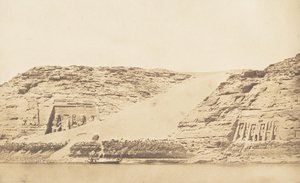 Generelt billede af Speos af Phré og Athor, ved Abousemblil, taget fra øen, 29. marts 1850. af Maxime Du Camp