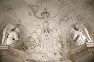 Fatimas helligdom. Interiør af den gamle Fatima-basilika. Kroningen af Jomfru Maria. Portugal. af Maximiano Alves