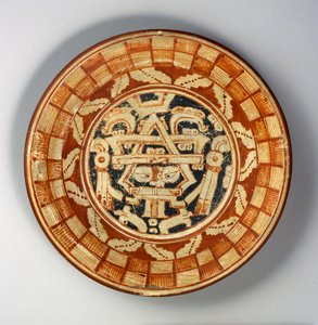 Tallerken, ca. 600-800 (keramik med rød, orange og sort på hvid slipmaling)