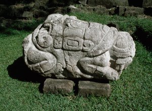 Zoomorfisk alter udskåret i en blok af gres af Mayan
