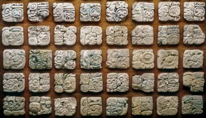 Maya-kalender (320-1697) sammensat af forskellige glyffer (indgraverede sten)