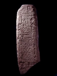 Præcolombiansk kunst, Maya-civilisation, indledende klassisk periode: stenstele 5 fra El Zapote, Peten, Guatemala. Sol. h. 127 cm Guatemala, Museo Nazionale di Archeologia e Etnologia - præcolumbiansk kunst, Maya-civilisation, klassisk periode (ca. 250 til af Mayan Mayan