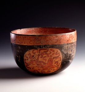 Præcolombiansk kunst, Maya-civilisation, sen klassisk periode: skæring af polykrom lerdekor af glyffer. Fra Uaxactun, Quiche, Guatemala Sun. h. 12,5 x diam. 18,5 cm Guatemala, Museo Nazionale di Archeologia e Etnologia - præcolumbiansk kunst, Maya Civiliza af Mayan Mayan