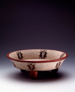 Præcolombiansk kunst, Maya-civilisation, sen klassisk periode: stativ polykrom lerfad dekoreret med coleoptere. Fra Peten, Guatemala. Sol. h. 8,7 x diam. 27,5 cm Guatemala, Museo Nazionale di Archeologia e Etnologia - præcolumbiansk kunst, Maya Civiliza af Mayan Mayan