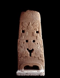 Præcolumbiansk kunst, Maya-civilisation, før-klassisk periode: stenstele dekoreret med en guddoms stilistiske maske. 600-1100 AD fra Saca Tepequez, Guatemala. Svag. høj. 103 cm Guatemala City, Nationalmuseet for arkæologi og etnologi af Mayan Mayan