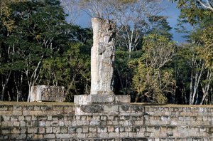 Stelen 2 med udsigt over boldbanen, 652 e.Kr af Mayan Mayan