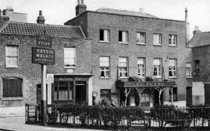 The Flask ale house, Highgate Village, London, 1926-1927. af McLeish
