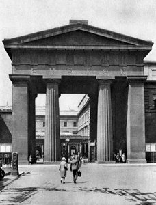 Den doriske bue, der fører til Euston Station, London, 1926-1927.