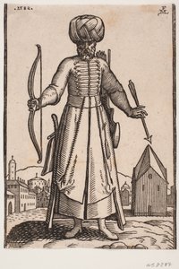 Frontalt set turbanbærende soldat med udbredte arme, stående på en åben plads i en by; i h. hånd holder han en bue, i v. en pil; bag v. skulder et pilekogger, ved h. side en sabel af Melchior Lorck