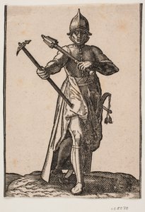 Stående hjelmklædt soldat, frontalt set; i h. hånd en stridshammer, i v. hånd en stridskølle, bageste ben og fod forvredet i forhold til forreste; ved v. side et sværd af Melchior Lorck