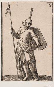 Stående soldat, frontalt set; hovedbeklædning med høj, tynd top; i h. hånd et spyd, på v. arm et skjold, som ses indefra