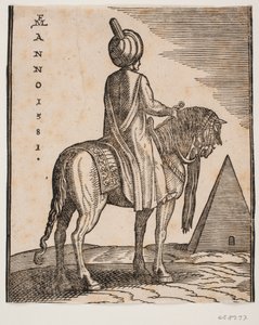 Turbanbærende, ubevæbnet rytter set skråt bagfra; t.h. i baggrunden en pyramide af Melchior Lorck