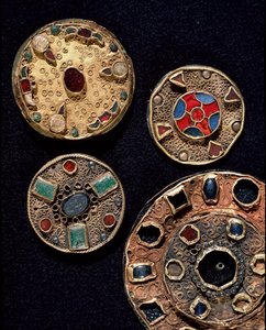 Middelalderens arkæologi (middelalderen). Galliens barbariske kunst: fibuler (fra latin fibula betyder vedhæftning) i guldsølvværker i filigran, polykrom stil. Frankrig, Merovingertid, 6.-7. århundrede. Strasbourg, Musee d