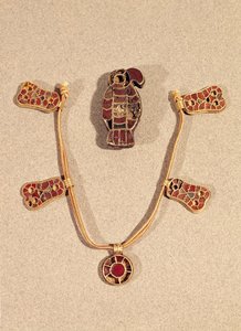 Ørneformet broche og en halskæde, 4.-6. århundrede (guld & cloisonne-emalje) af Merovingian
