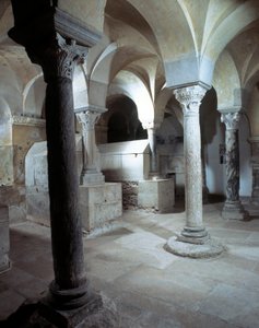 Merovingerkunst: udsigt over krypten i Klosteret Jouarre. 7. århundrede e.Kr. Not og mergel af Merovingian