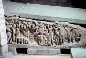 Merovingerkunst: basrelieffer af Agilberts grav (7. århundrede), eveque af Paris. Sten begravelsesmonument. Kloster i Jouarre (Seine og Marne)