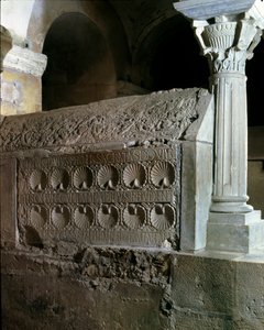 Merovingerkunst: cenotaph af abbedisse Theodechilde (eller Telchide) (død 662 e.Kr.). Sten begravelsesmonument. Kloster i Jouarre (Seine og Marne) af Merovingian